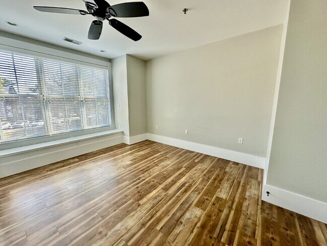 Building Photo - Two Bedroom Condo in the Heart of the Bluffton Promenade!