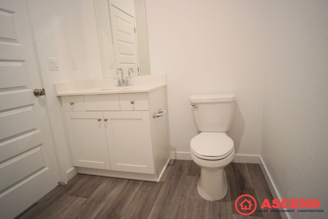 Building Photo - Stunning 3 Bedroom Home Near Liberty Highs...