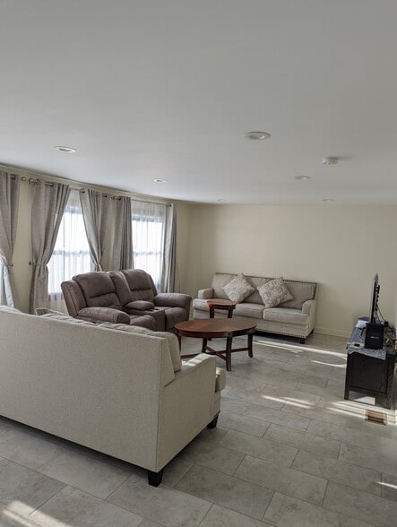 Building Photo - 3322 W Catalpa Ave