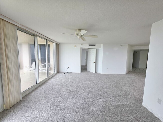 Building Photo - Beautiful Annual 7th floor Condo with Stunning Ocean Views 3/2