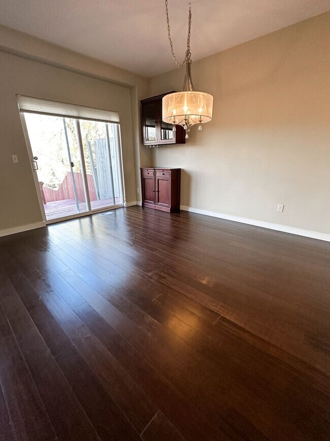 Building Photo - Beautiful Duplex, High End Finishes with L...