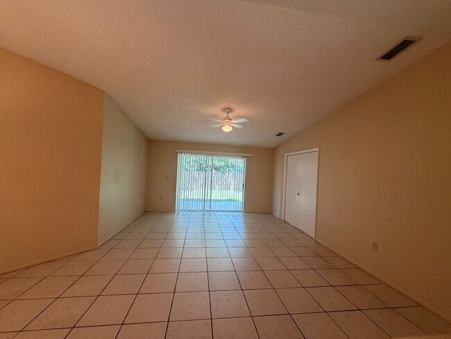 Building Photo - Great 3/2 Ready to rent!