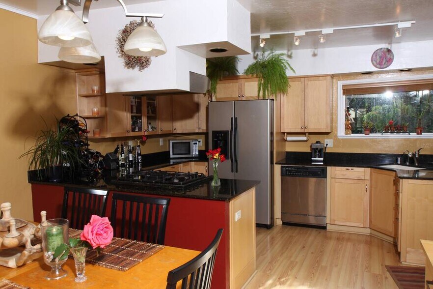 Building Photo - 1498 Noche Buena St