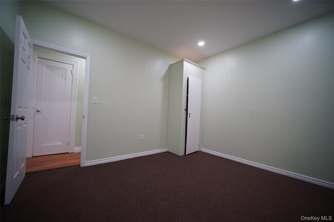 Building Photo - 723 E 227th St