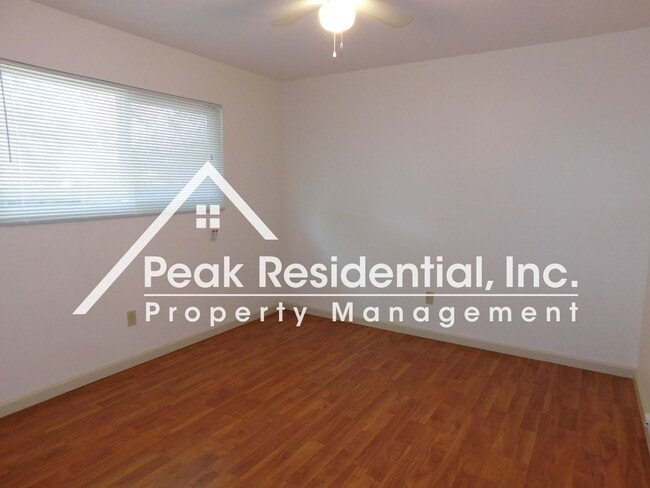 Building Photo - Nice 2bd/1ba Carmichael Duplex with 1 Car Garage