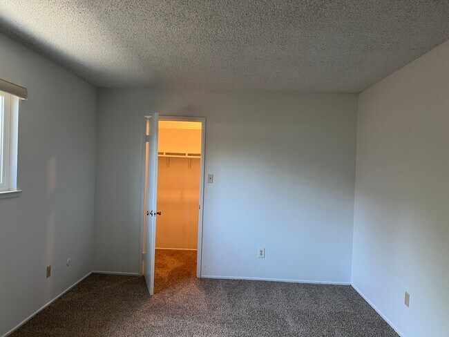 Building Photo - Available NOW! Cute Duplex in North Highla...