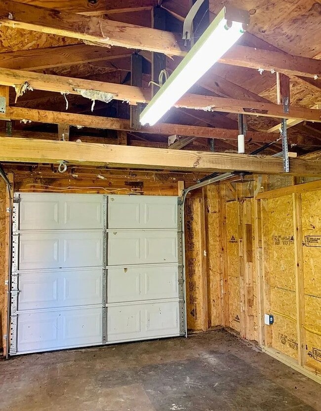 Building Photo - Super Cute 3 bed 2 bath Rancher with detached Garage and alley access.