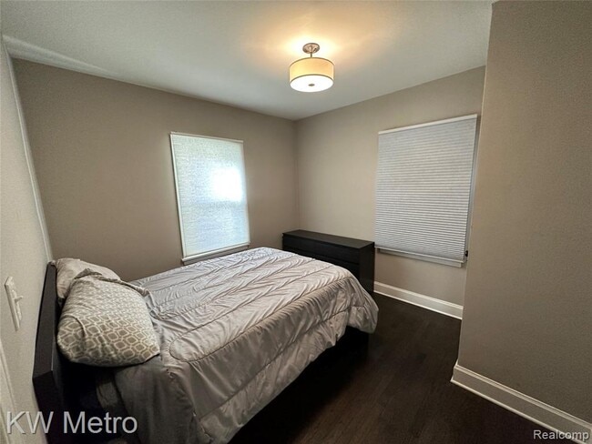 Building Photo - 21503 Collingham Ave