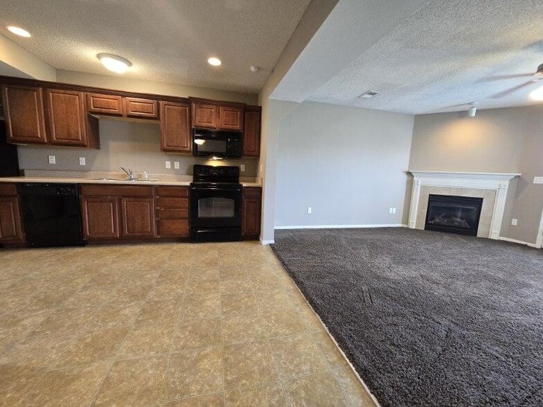 Building Photo - 2012 Hickoryleaf Ln