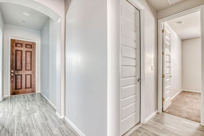 Building Photo - Beautiful East side House