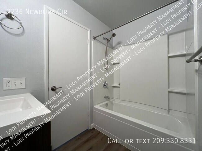 Building Photo - 2236 Newbury Cir
