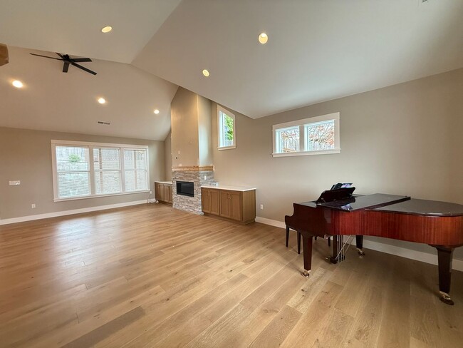 Building Photo - Elegant and Luxurious Cottage Grove Home