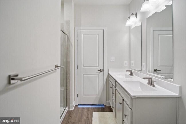 Building Photo - 734 Watts St