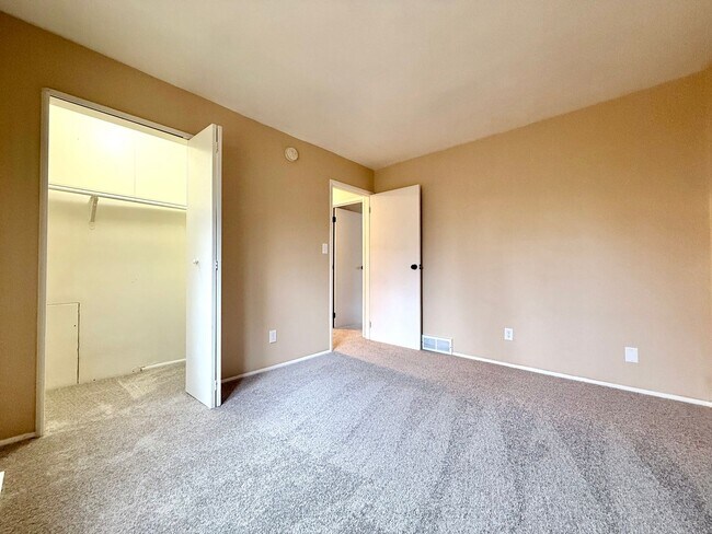 Building Photo - Pennoyer 1703/1705