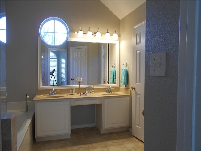 Building Photo - 4804 Holly Berry Dr