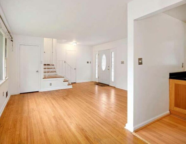 Building Photo - 10000 Kinross Ave