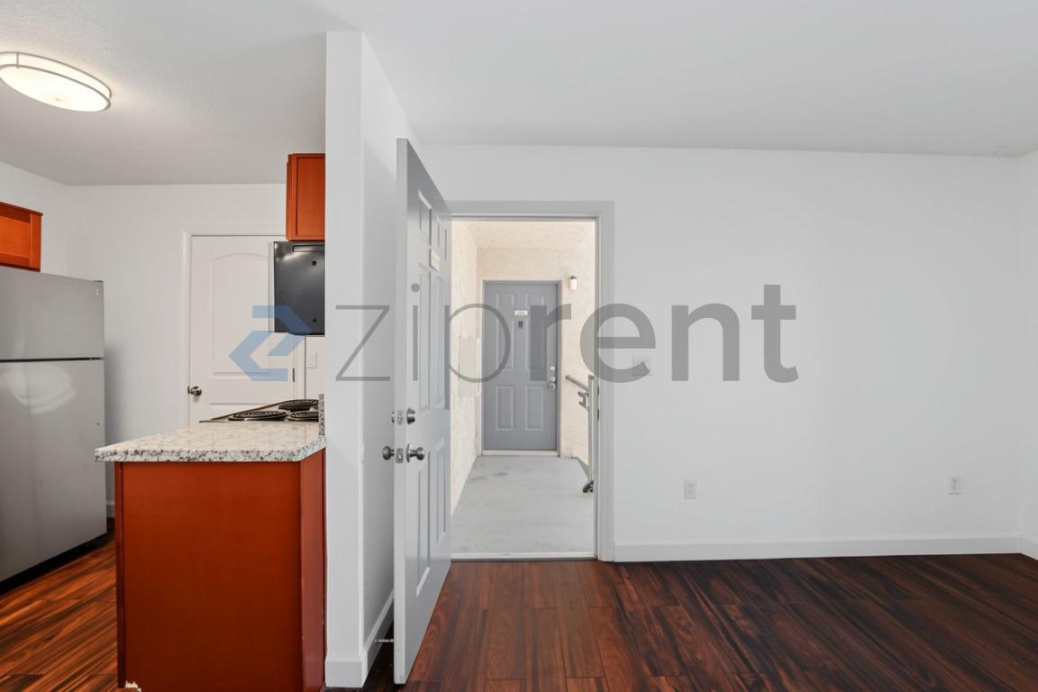 Building Photo - Unit B205