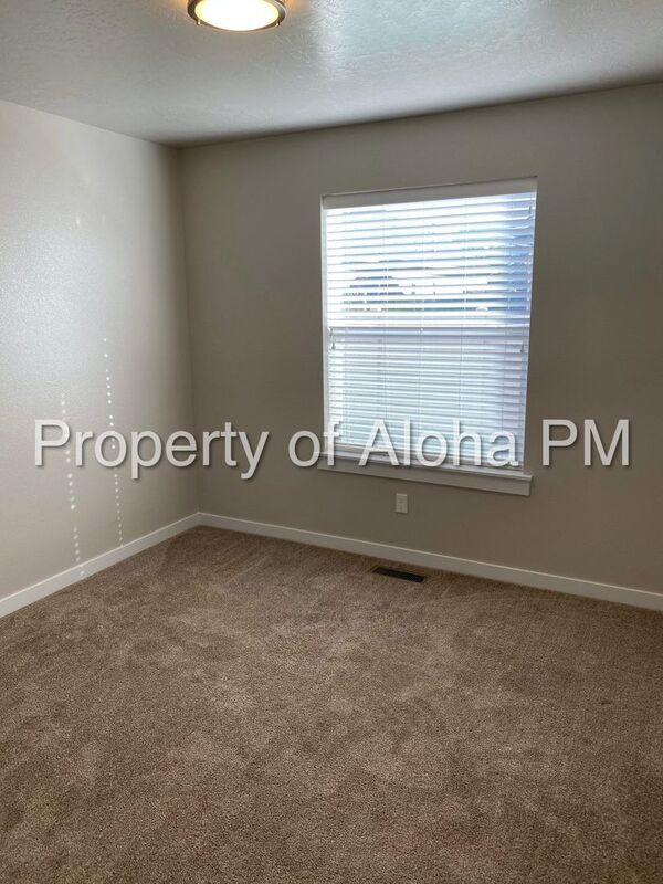 Building Photo - 6142 N Silver Spruce Ave