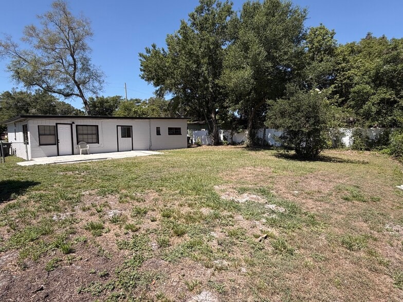 Large backyard - 4825 Burgundy Ln