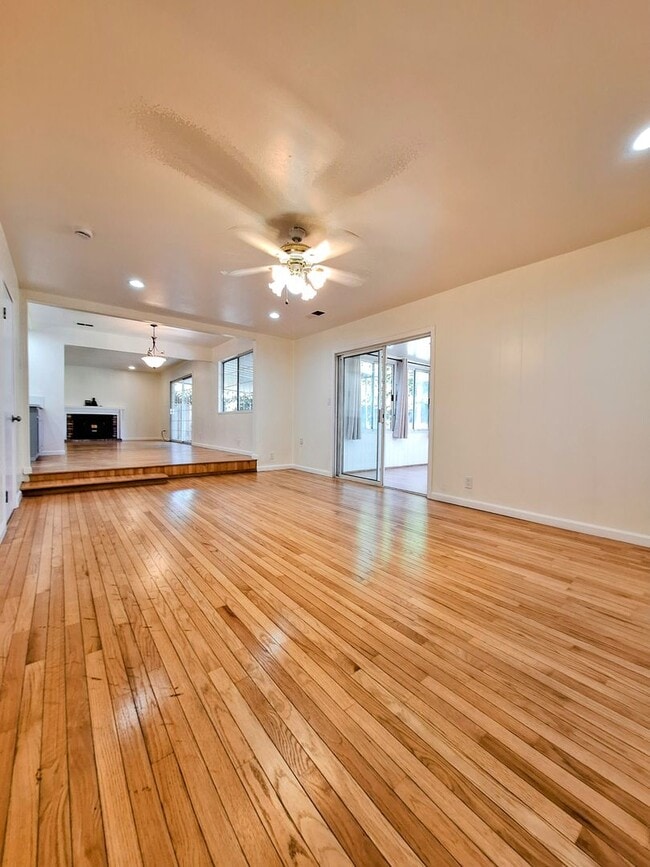 Building Photo - Beautifully Remodeled 3bd Single Story House With Bonus Room & Storage Space!