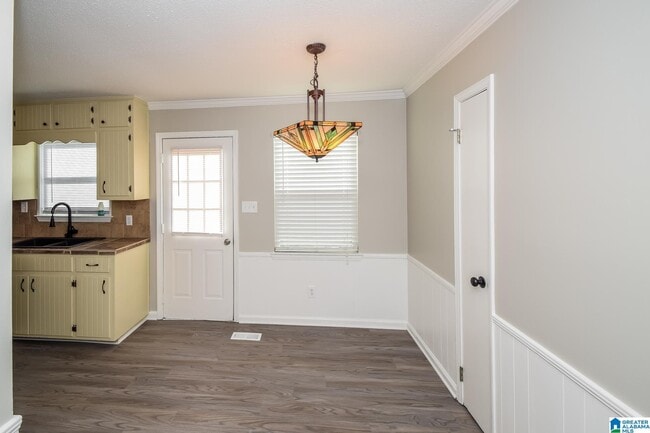 Building Photo - 5555 Spanish Trce