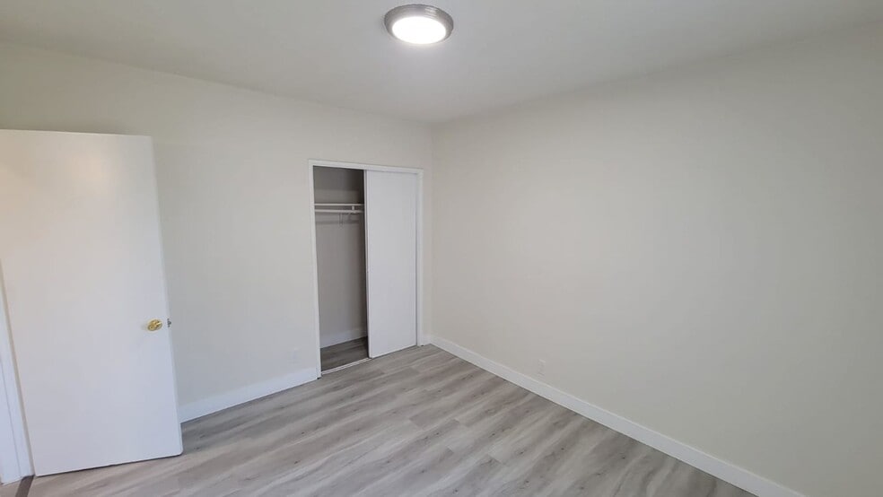 Building Photo - 13129 Oxnard St