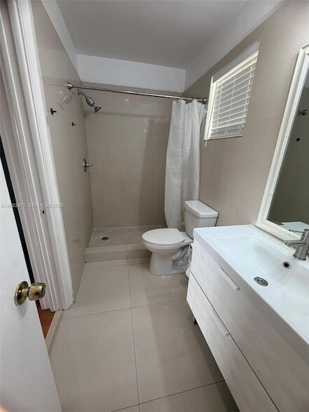 Building Photo - 20200 NE 27th Ct