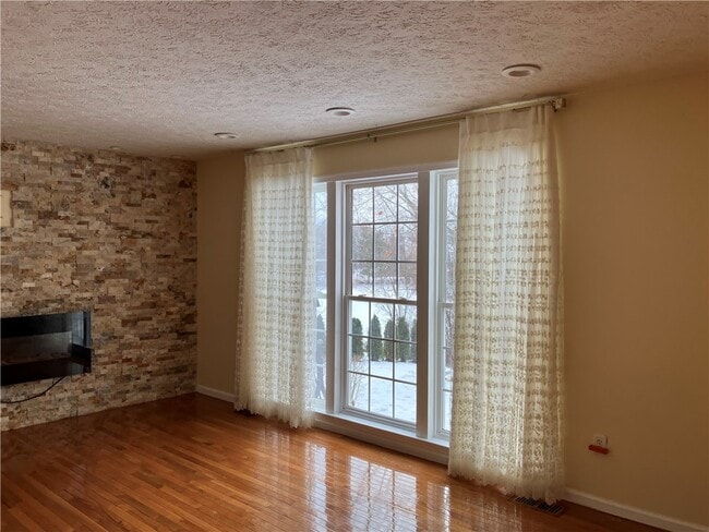 Building Photo - 120 Hummingbird Way