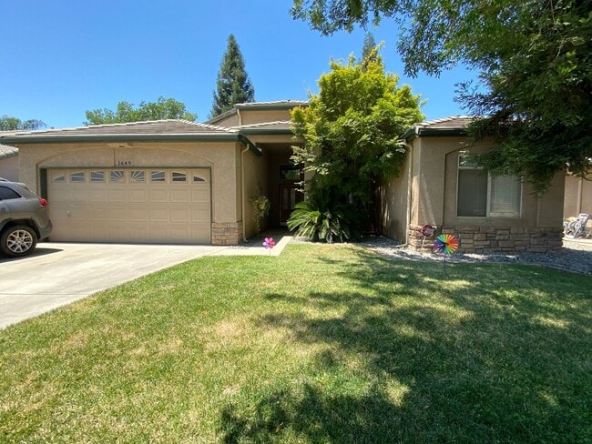 Primary Photo - Charming home for rent in Visalia