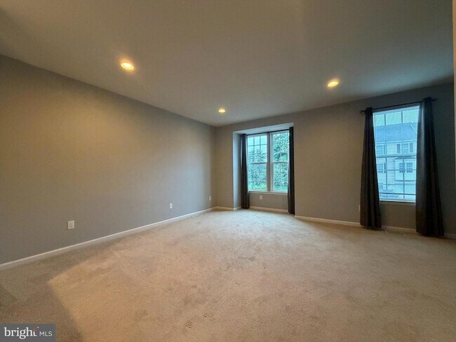 Building Photo - 2102 E Oak Rd