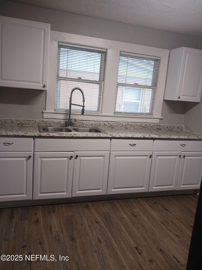Building Photo - 451 Duray St