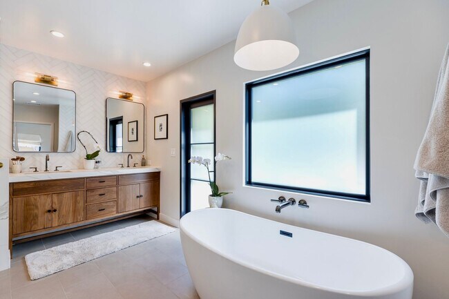 Building Photo - S of the Blvd - upgraded 4+3 w/pool + views!