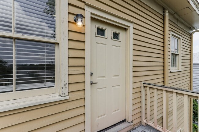 Building Photo - 2 bed / 2 bath ~ Mazyck - Wraggborough Neighborhood