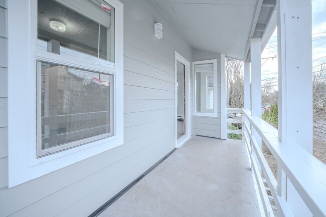 Building Photo - OPEN HOUSE 2/17, 2/21 @ 1P-2:30P - Duplex upper unit in Central District - Upper