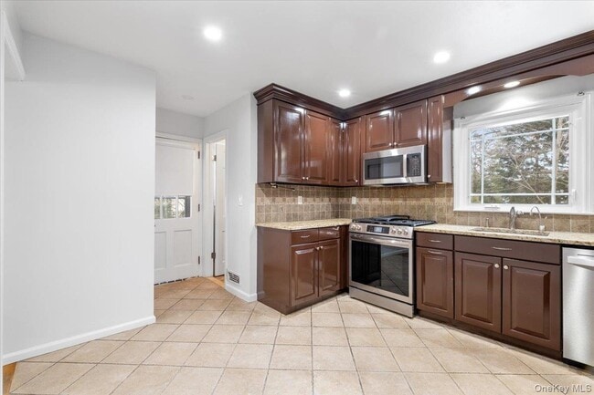 Building Photo - 182 Madison Rd