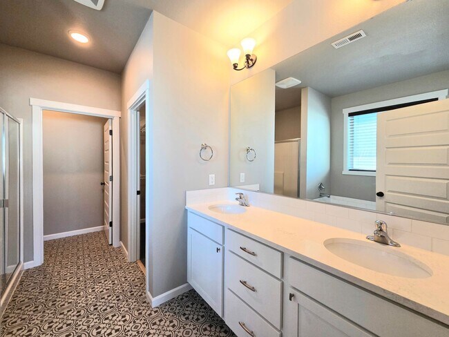 Building Photo - New 4 Bed Rambler | Fenced Yard | 2-car Garage | Move-In Ready House for Rent in Quincy!