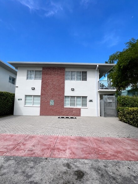 Building Photo - 6905 Bay Dr