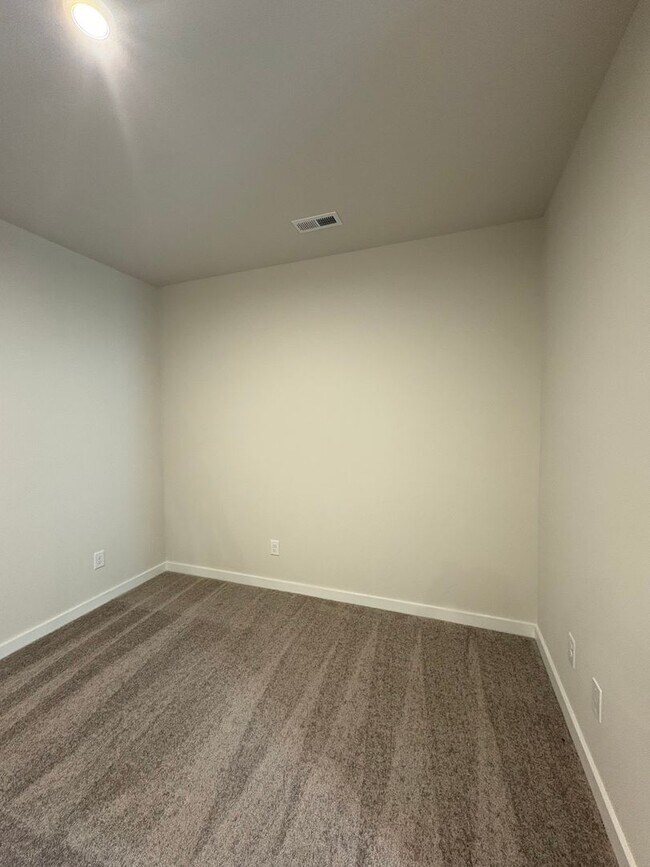 Building Photo - Beautiful End Unit Townhome in Griffith Lakes