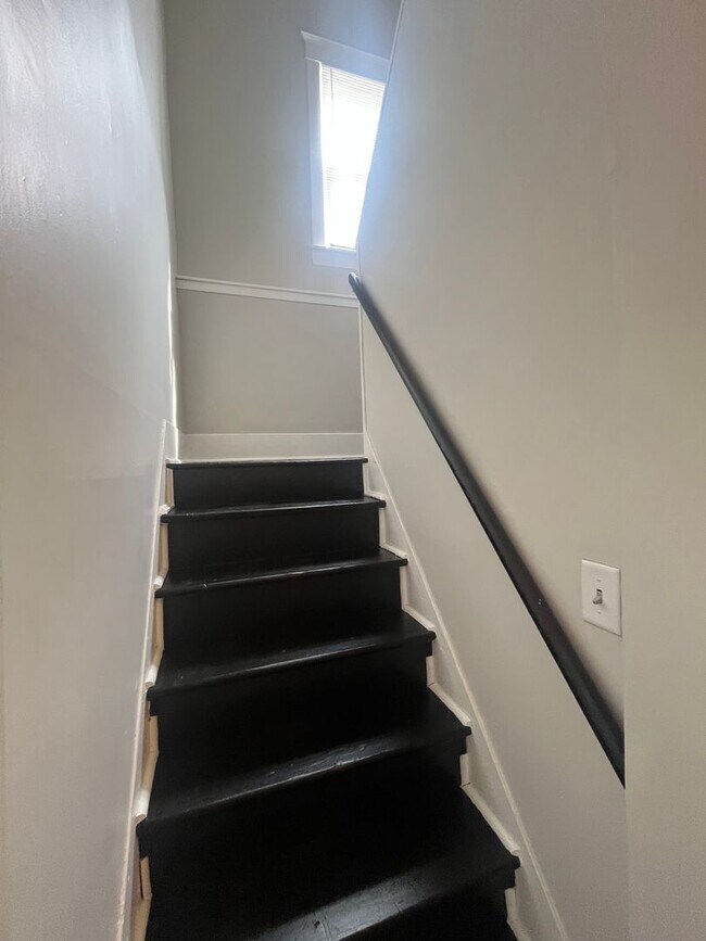 Building Photo - Beautifully renovated 3 bedroom house!