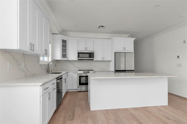 Building Photo - 22 Sagamore Hill Dr