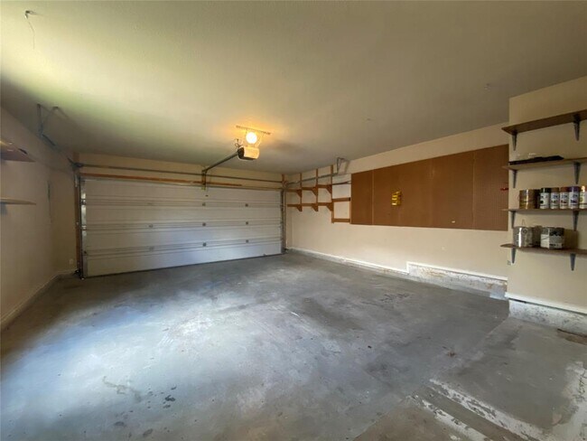 Building Photo - 2000 Golden Sunrise Ln