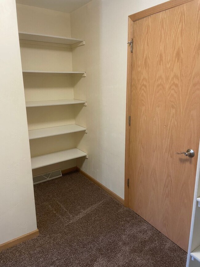 Building Photo - 2930 W Glenpark Dr