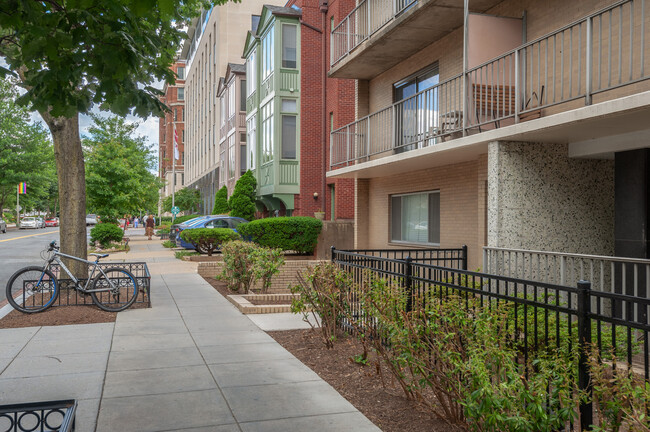 Building Photo - 1415 17th St NW