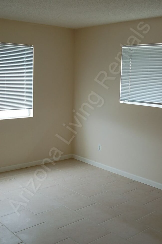 Building Photo - NORTHSIDE DUPLEX