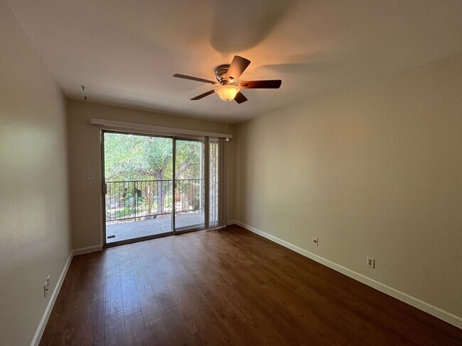 Building Photo - Freshly Updated Condo