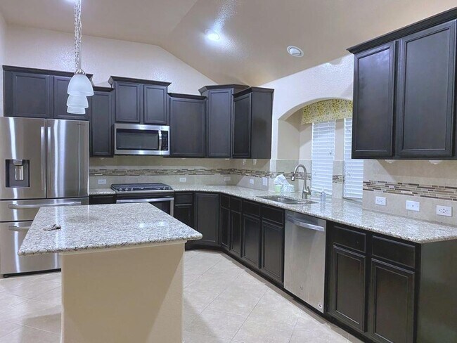 Building Photo - 313 Summer Pointe