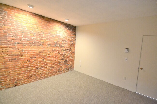 Building Photo - 67 St Germain St