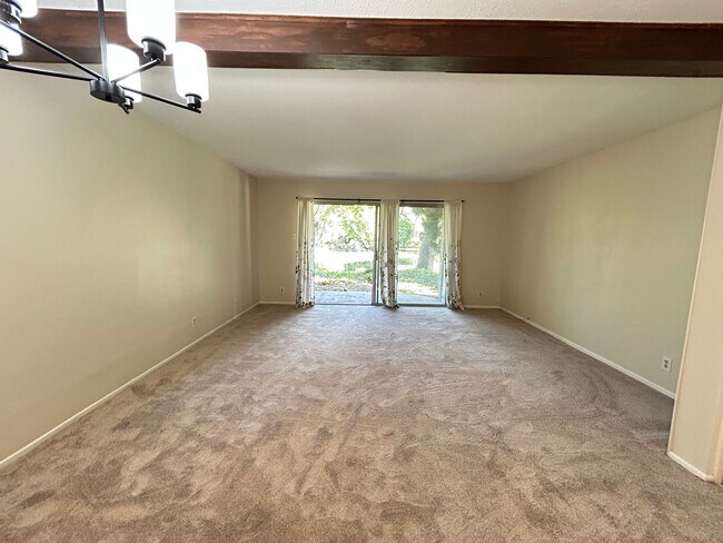 Building Photo - Large One Bedroom Condo at The Lakes!