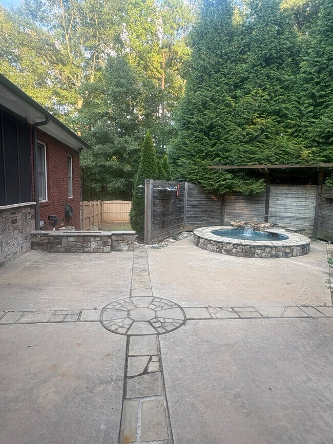 Building Photo - 860 Streamside Dr