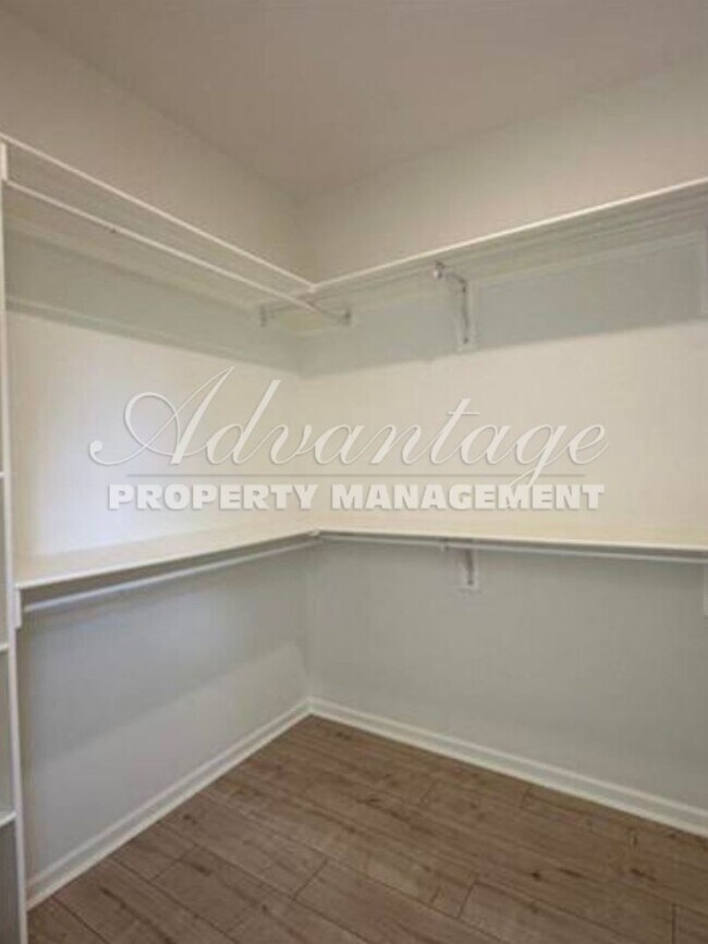 Building Photo - Gorgeous Updated Home For Rent in U of M a...